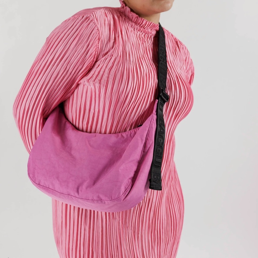 BAGGU MEDIUM CRESCENT BAG EXTRA PINK